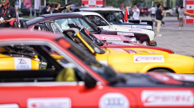 Over 70 classic vintage cars cruised in Nanhai