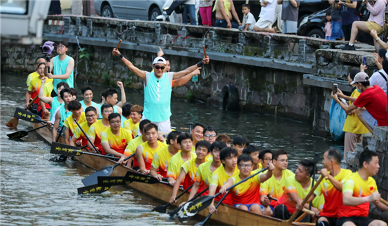 Unrivaled dragon boat drifting draws celebrities to Foshan