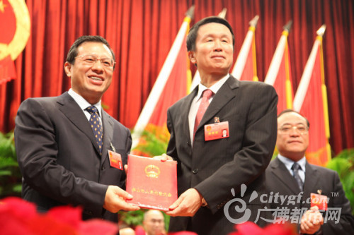 市委书记,十四届人大常委会主任李贻伟向市长刘悦伦颁发当选证书.